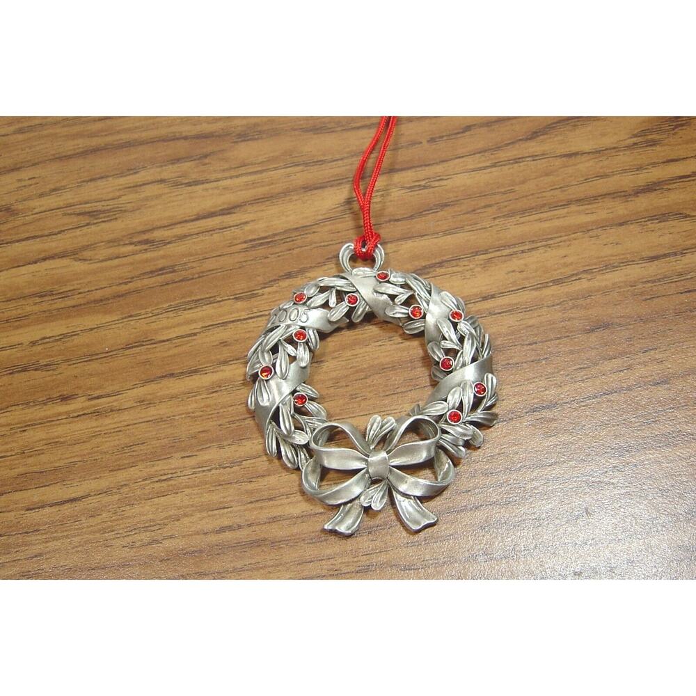 AVON FINE COLLECTIBLE PEWTER WREATH ORNAMENT RED RHINESTONES-2005-NO BOX